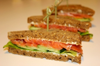 Сэндвич со слабосолёным лососем на тостовом хлебе