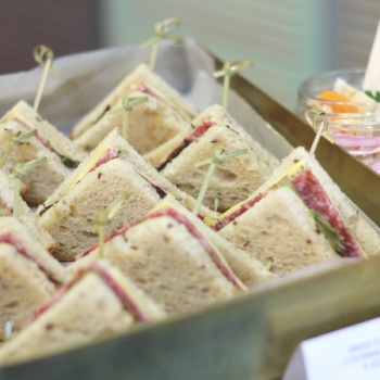 Мини-сэндвич с салями на треугольном хлебе