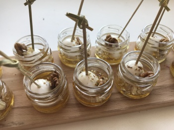 Канапэ в мини-баночке с моцареллой, мёдом и орехами